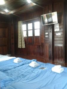 A bed or beds in a room at บ้านฟ้ารักตะวัน