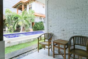 Bazén v ubytování The Legian Mas Beach Inn nebo v jeho okolí