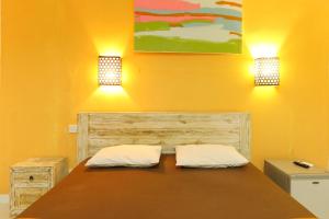 Postel nebo postele na pokoji v ubytování The Legian Mas Beach Inn