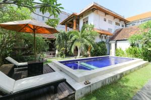 Bazén v ubytování The Legian Mas Beach Inn nebo v jeho okolí