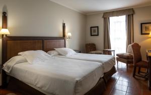 Łóżko lub łóżka w pokoju w obiekcie Parador de Monforte de Lemos