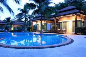 a swimming pool in front of a house at Keang Kluen Talay Resort in Haad Chao Samran