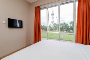 Blitz Hotel Batam Near Sultan Mahmud Ri'ayat Shah的电视和/或娱乐中心