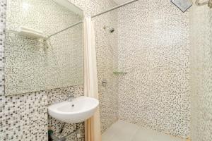 Blitz Hotel Batam Near Sultan Mahmud Ri'ayat Shah的一间浴室