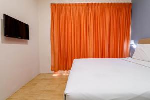 Blitz Hotel Batam Near Sultan Mahmud Ri'ayat Shah客房内的一张或多张床位