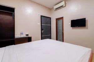 Blitz Hotel Batam Near Sultan Mahmud Ri'ayat Shah的电视和/或娱乐中心