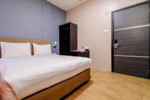 Blitz Hotel Batam Near Sultan Mahmud Ri'ayat Shah客房内的一张或多张床位