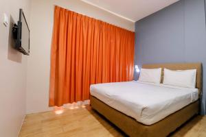 Blitz Hotel Batam Near Sultan Mahmud Ri'ayat Shah客房内的一张或多张床位