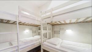Двуетажно легло или двуетажни легла в стая в BEAT Arts Hostel at Chinatown