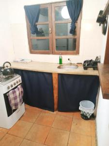 プンタ・デル・ディアブロにあるComplejo Diablo Verde Punta del Diabloのシンクとコンロのあるキッチン +38枚の写真