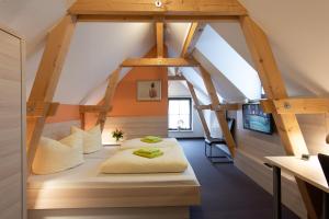 Ένα ή περισσότερα κρεβάτια σε δωμάτιο στο Pension-Café-Libelle