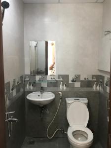 bagno con servizi igienici e lavandino di Tin Tin Hue Hostel a Hue