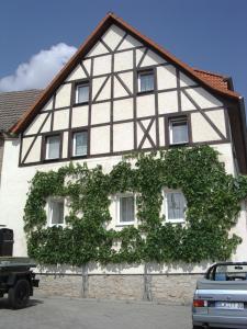 ein Gebäude mit Efeu an der Seite in der Unterkunft Pension Zum Fäßchen in Naumburg