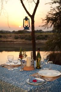 瑟瓦伊馬托布爾的住宿－Khem Villas，一张桌子,上面放着眼镜和一瓶葡萄酒