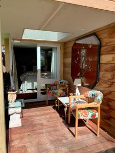 een kamer met 2 stoelen en een tafel en een bed bij Omaka Lodge in Taumarunui