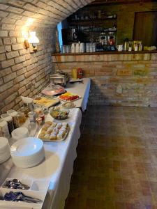 eine Küche mit einem Tisch mit Essen drauf in der Unterkunft Penzion Tramín in Valtice