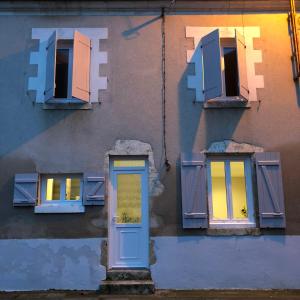 un edificio con dos ventanas y una puerta azul en Gîtes à côté de Chambord, Blois, Cheverny, en Saint-Claude-de-Diray