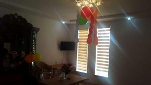 Zimmer mit einem Fenster und einem Tisch mit Ballons in der Unterkunft Ismayilli Holiday House in İsmayıllı