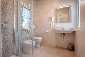 Koupelna v ubytování Collatina Suites + 30 fotografií