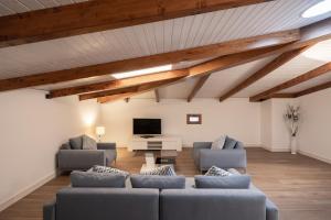 sala de estar con 2 sofás y TV en Iberflat Villa Los Pinos en Benicàssim