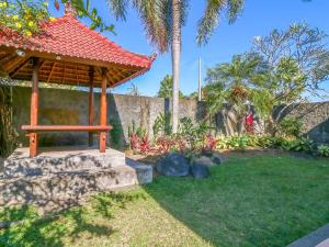 Aed väljaspool majutusasutust Sekar Arum Riverside Resort in Canggu