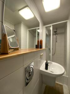 a bathroom with a sink and a mirror at Ladenwohnung in Kreuzberg mit Parkplatz in einer Tiefgarage in Berlin