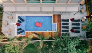 una vista aérea de una piscina con una silla roja en Laren Sea Side Hotel Spa, en Antalya 67 fotos más