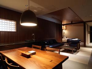 - un salon avec une table et un canapé dans l'établissement Lake Shikotsu Tsuruga Bessou AO no ZA, à Chitose