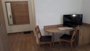 ザンクト・ミヒャエル・イム・ルンガウにあるHaus Dopplerのデスク、パソコン、椅子2脚が備わる客室です。