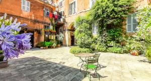 A garden outside Casa del Moro - romantic loft in Trastevere