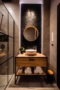 W łazience znajduje się umywalka i lustro. w obiekcie Floral Apartment w Krakowie