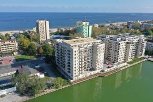 una vista aerea di un edificio accanto a una cassa d'acqua di Solid Residence Apartments a Mamaia