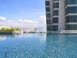 une piscine devant deux grands immeubles dans l'établissement Maritime Suites by Comfy, à George Town