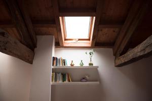Bra Inn في برا: غرفة بها نافذة ورف مع الكتب