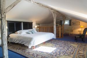 um quarto com uma cama branca num quarto em B&B, Chambres Dordogne, Clos de Saint-Maime em Vergt