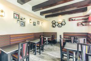 une salle à manger avec des tables et des chaises dans un restaurant dans l'établissement Bumblebee Bed & Breakfast, à Gangtok