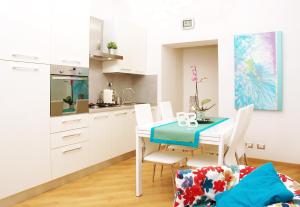 a kitchen and dining room with a table and chairs at Bye Bye Roma Pantheon Suite in Rome