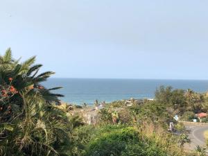 Una vista del océano desde una carretera en Seaside Lodge B&B, en Ballito