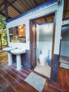 ムアクレクにあるCamp NYS Campsiteの洗面台とトイレ付きのバスルーム