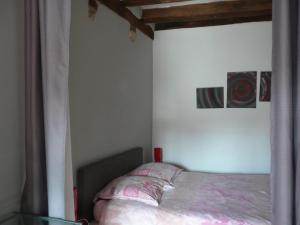 ルマンにあるCharmant studio Vieux Mans / centreのベッドルーム1室(ベッド1台付)が備わります。壁に2枚の写真が飾られています。