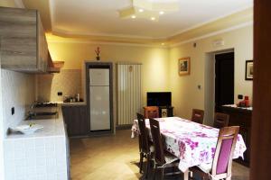 a kitchen and dining room with a table and chairs at Bed and Breakfast Emilia in Cagnano Amiterno