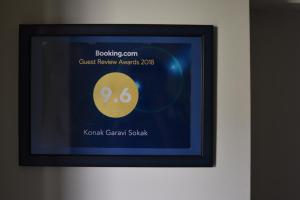 Sijil, anugerah, tanda atau dokumen lain yang dipamerkan di Konak Garavi sokak