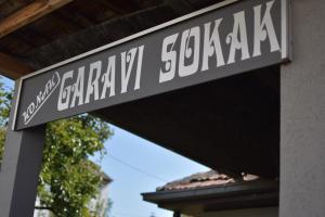 Sijil, anugerah, tanda atau dokumen lain yang dipamerkan di Konak Garavi sokak