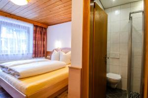 Et badeværelse på Hotel Garni Golfais