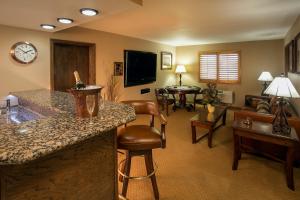 uma sala de estar com uma cozinha com um bar e um sofá em Pahrump Nugget Hotel & Casino em Pahrump
