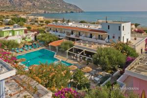 Vista ariale su un resort con piscina di Venezia Bungalows a Karpathos
