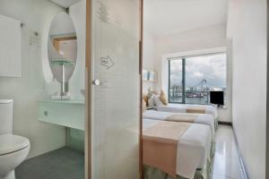 A bathroom at Rambler Garden Hotel