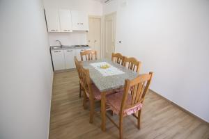 eine Küche und ein Esszimmer mit einem Tisch und Stühlen in der Unterkunft Relax da Carmen in Vatolla