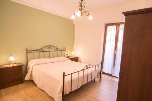 Schlafzimmer mit einem Bett und einem Kronleuchter in der Unterkunft Relax da Carmen in Vatolla