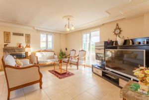 uma grande sala de estar com uma grande lareira e uma grande televisão em Villa Kubra em Dalyan